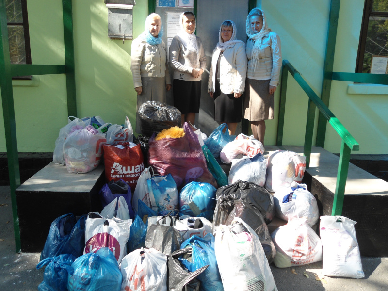 Добровольцы «Общины Милосердия» при храме Почаевской иконы Божией Матери г. Каменск-Шахтинский собрали и передали необходимые вещи нуждающимся