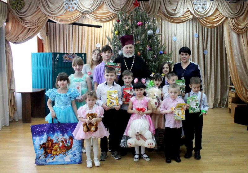 Иерей Олег Бурлаков и ученики воскресной школы «Свет Ангела» посетили детей, находящихся в социально-реабилитационном центре г. Гуково