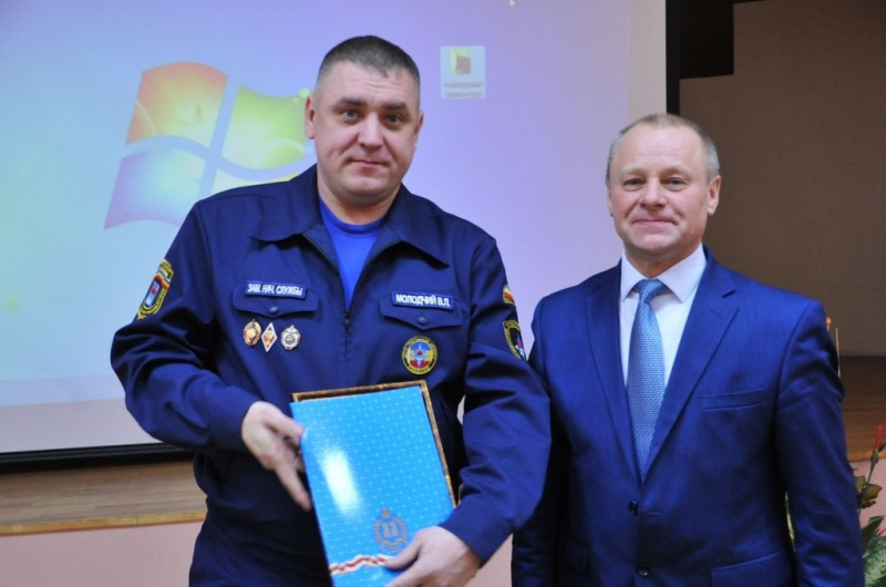 В Шахтах прошло награждение спасателей, принимавших участие в ликвидации последствий ЧС. На мероприятии присутствовал протоиерей Роман Амплеев