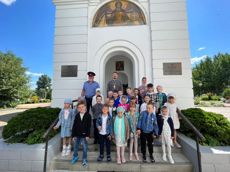 Священник провел экскурсию по храму для детей из детского сада «Ручеек» станицы Вешенской