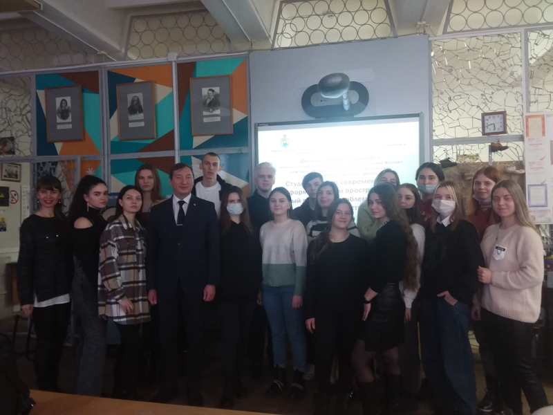 В шахтинском вузе с духовной стороны рассмотрели проблемы цифровой безопасности и тематику молодежи в современном информационном пространстве