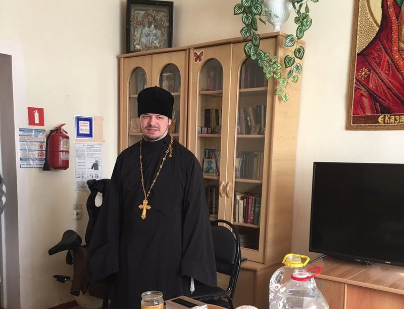 Иеромонах Никон (Синюшкин) в день Пасхи Христовой посетил дом престарелых Красносулинского района