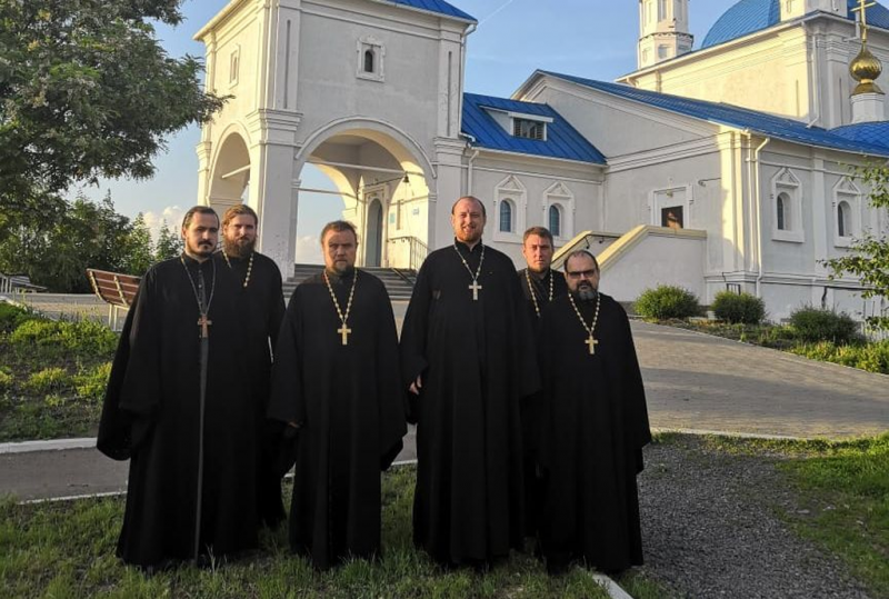 В храме прихода Донской иконы Божией Матери г. Новошахтинска по завершении вечернего богослужения состоялось собрание духовенства Новошахтинского благочиния.