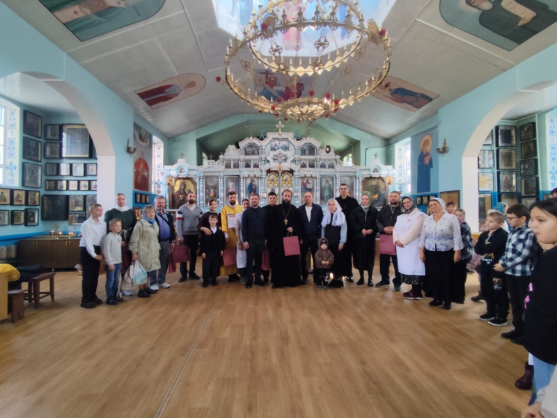 В храме Архистратига Михаила поселка Каменоломни поздравили прихожан с Днём отца