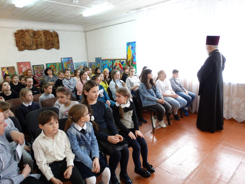 Настоятель храма великомученика Пантелеимона иерей Олег Бурлаков принял участие в мероприятии, посвященном международному Дню птиц в детской школе искусств им. М.И. Глинки г. Гуково