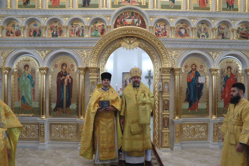 Преосвященнейший епископ Симон с архипастырским визитом посетил храм святителя Николая Чудотворца города Зверево