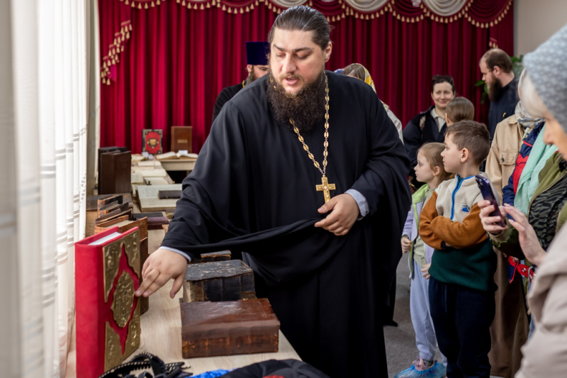 В День православной книги в духовно-просветительском центре прошла выставка и мероприятие, посвященные христианским книгам разных времен