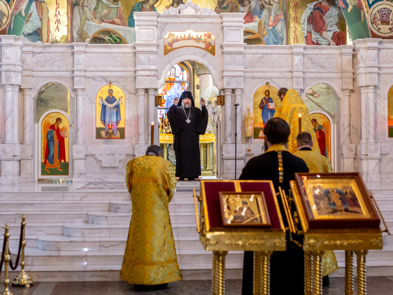 Накануне дня памяти святителя Иоанна, архиепископа Шанхайского и Сан-Францисского епископ Симон совершил всенощное бдение в Покровском кафедральном соборе города Шахты