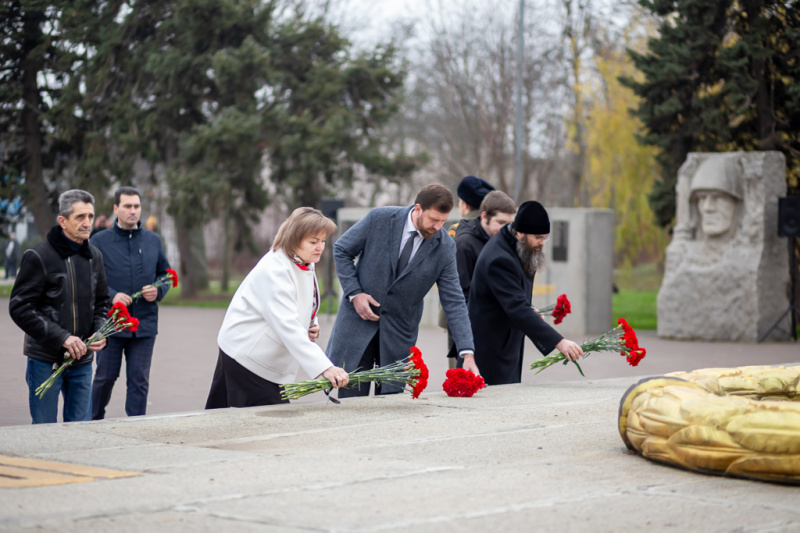 В Шахтах почтили память защитников Отечества в День Неизвестного Солдата