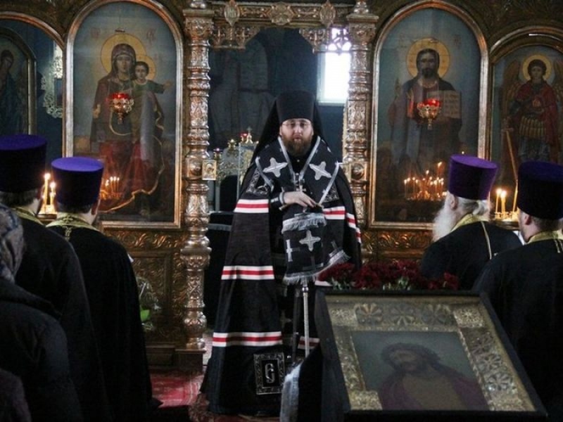 Во вторник первой седмицы Великого поста епископ Игнатий совершил великое повечерие с чтением канона Андрея Критского в Покровском храме г. Красный Сулин