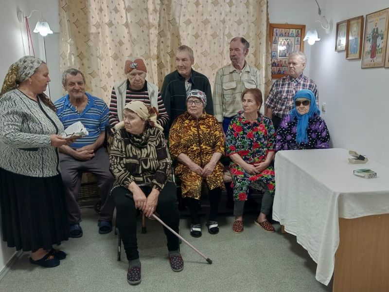Занятие по Закону Божьему прошло в доме престарелых поселка Садовый