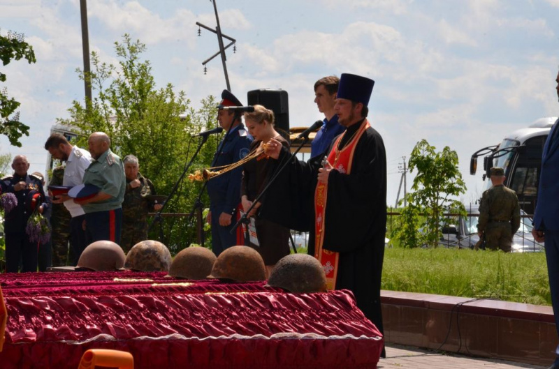 В станице Боковской у мемориала «Герои не умирают» состоялось торжественное перезахоронение останков воинов, погибших в годы Великой Отечественной войны