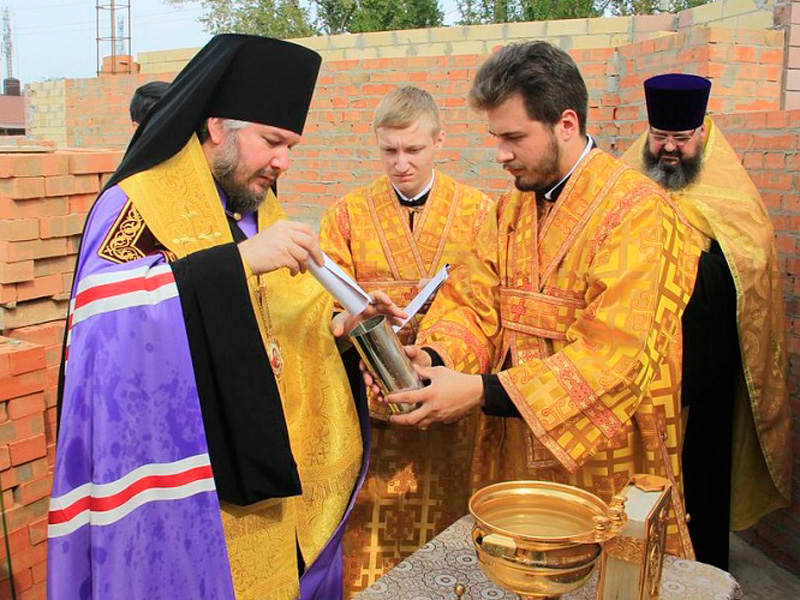 Преосвященнейший епископ Симон совершил «Чин, бываемый при основании церкви и водружении креста» на месте строительства храма преподобномученицы Елисаветы в г. Гуково