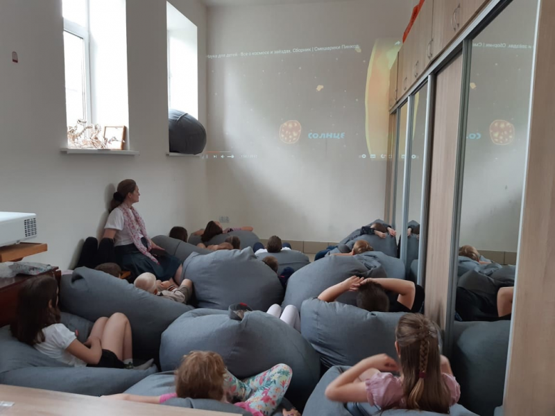 В летнем лагере «Шестоднев» при храме великомученика Пантелеимона г. Гуково прошло занятие о четвертом дне сотворения мира