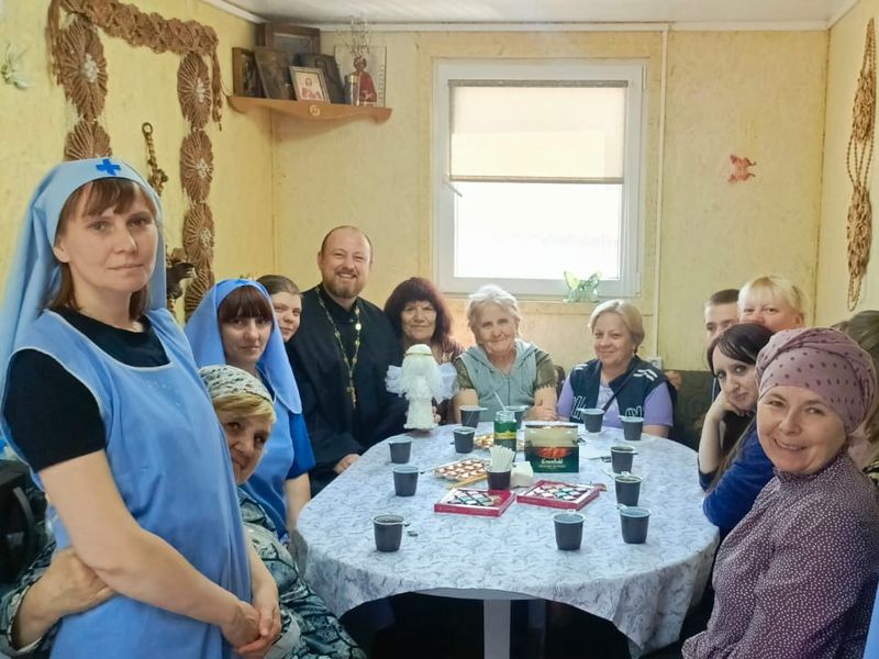 Встреча и чаепитие благополучателей с протоиереем Романом Амплеевым состоялись в Донском храме Новошахтинска