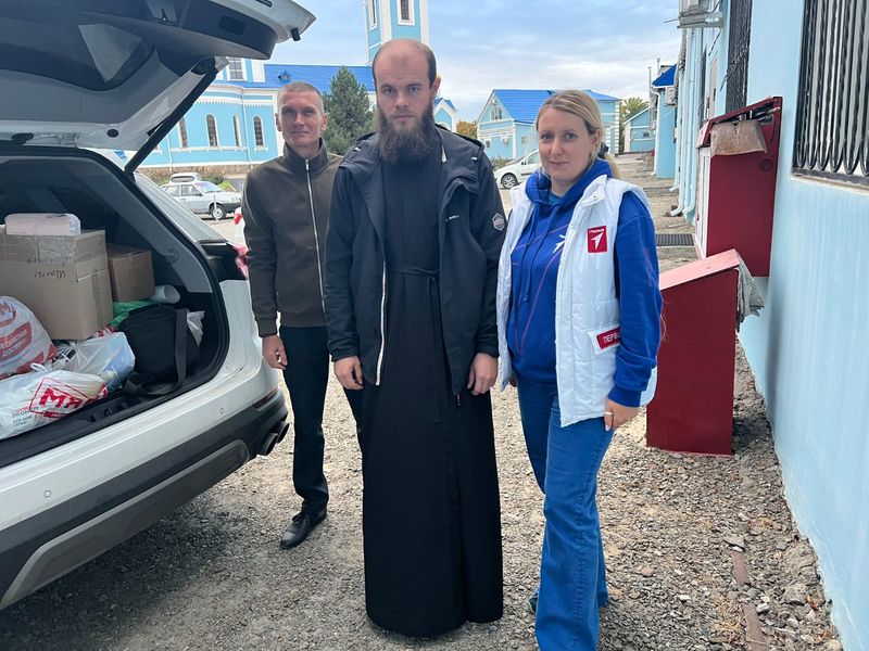 В городе Шахты священнослужители и верующие передали собранную для военнослужащих гуманитарную помощь