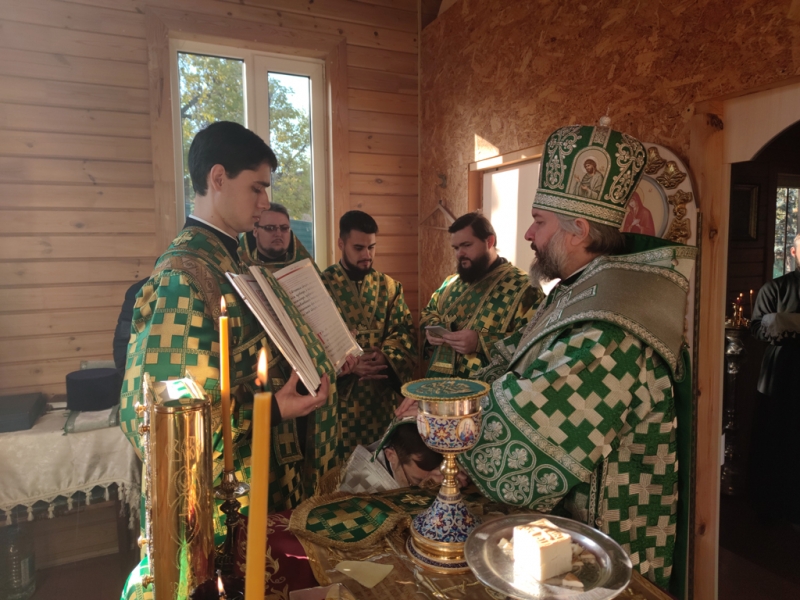 Преосвященнейший епископ Симон совершил Божественную литургию и диаконскую хиротонию в храме преподобного Сергия Радонежского города Шахты