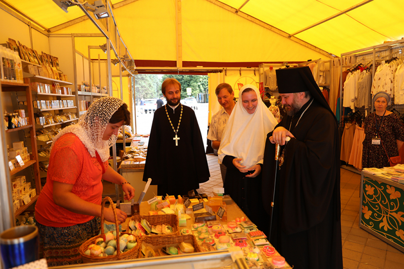 В Шахтах проходит белорусская православная выставка-ярмарка «Кладезь» Свято-Елисаветинского монастыря. Экспозицию посетил Преосвященнейший епископ Симон