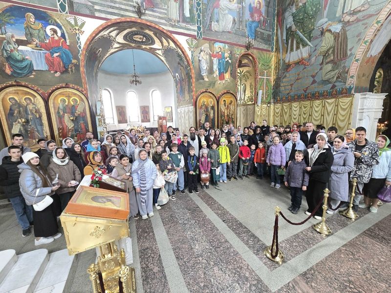 Ученики 22-й школы с родителями посетили Покровский кафедральный собор