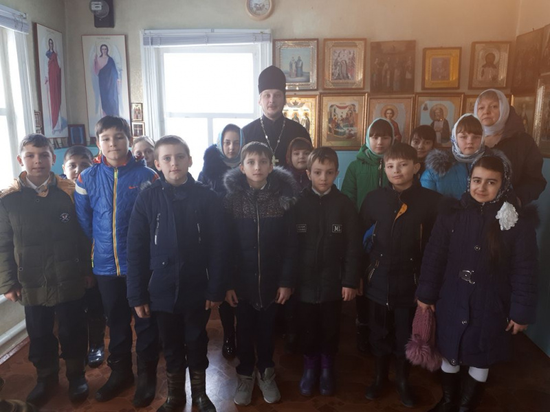 В храме Покрова Пресвятой Богородицы станицы Каргинской состоялась встреча иерея Александра Левчика с учениками 4-го класса Каргинской средней казачьей школы