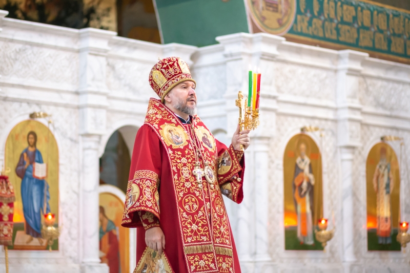 Божественная литургия в день отдания праздника Пасхи в Покровском кафедральном соборе города Шахты