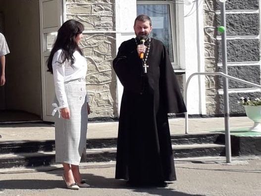 Настоятель Пантелеимоновского храма г. Шахты протоиерей Сергий Сергошин принял участие в праздничном мероприятии в МОУСОШ 43