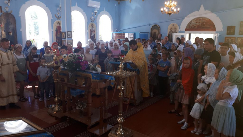 Иерей Александр Левчик совершил молебен для учителей и учащихся в храмах Боковского района