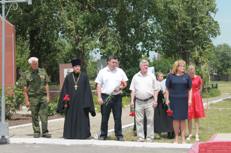  В День памяти и скорби на площади им. Докукина г. Зверево прошло торжественное мероприятие и Всероссийская военно-патриотическая акция «Горсть Памяти»
