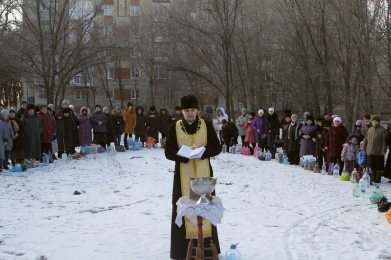 На месте строительства храма Иосифа Обручника в г. Шахты на Крещение совершили великое освящение воды