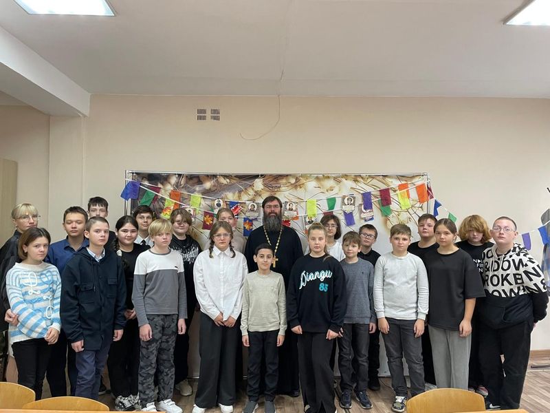 «Разговоры о важном» в  школе № 22 города Шахты традиционно проводит настоятель Покровского собора