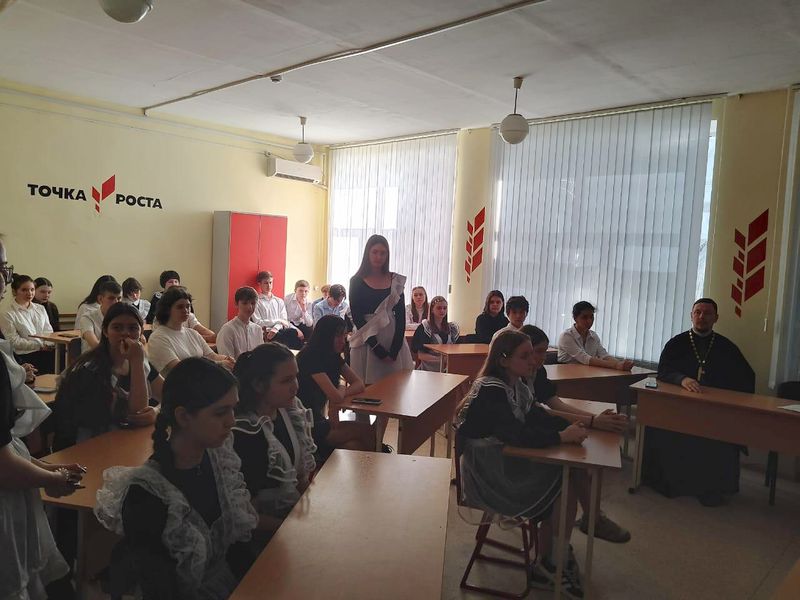 Иерей Роман Митяшин принял участие в мероприятии, посвященном празднику Благовещения Пресвятой Богородицы, в Шолоховской гимназии