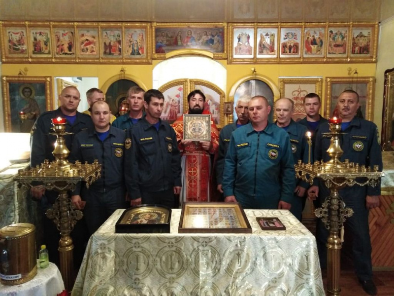 В праздник иконы Божией Матери Неопалимая Купина сотрудники МЧС сл. Кашары помолились за Божественной литургией
