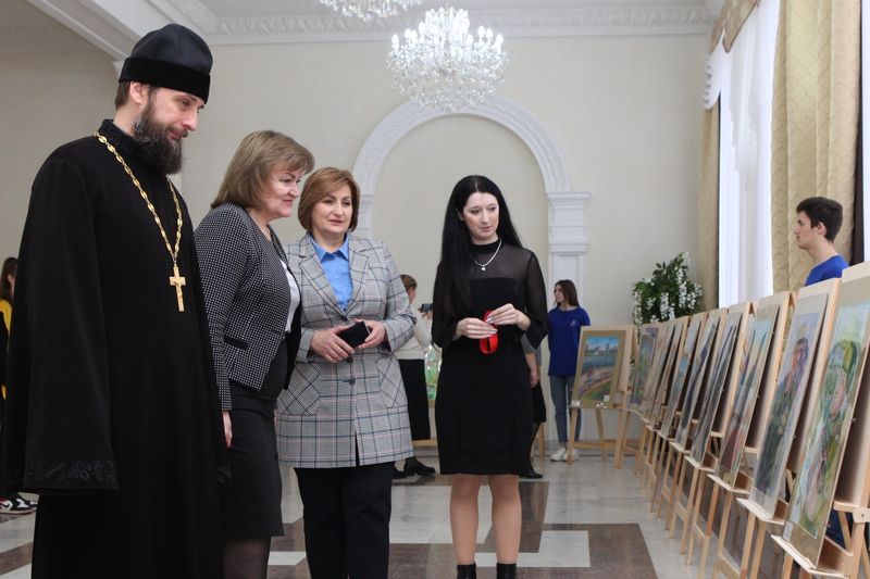 В Районном дворце культуры п. Каменоломни открылась выставка «Великая Победа глазами Детей»
