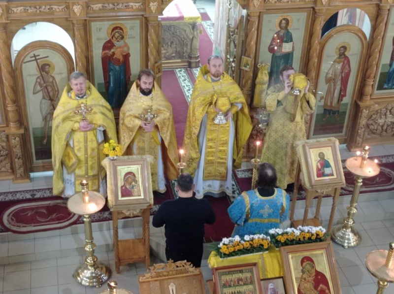 Совместная Литургия выпускников Свято-Тихоновского гуманитарного университета