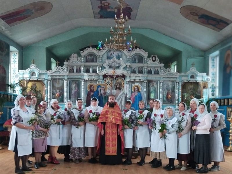 В храме Архистратига Михаила поздравили сестёр милосердия и прихожанок с праздником святых жен-мироносиц