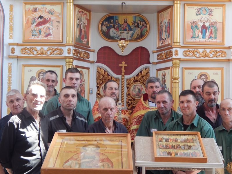 В тюремном храме ЛИУ-20 совершили праздничную Литургию в канун дня памяти великомученика Пантелеимона