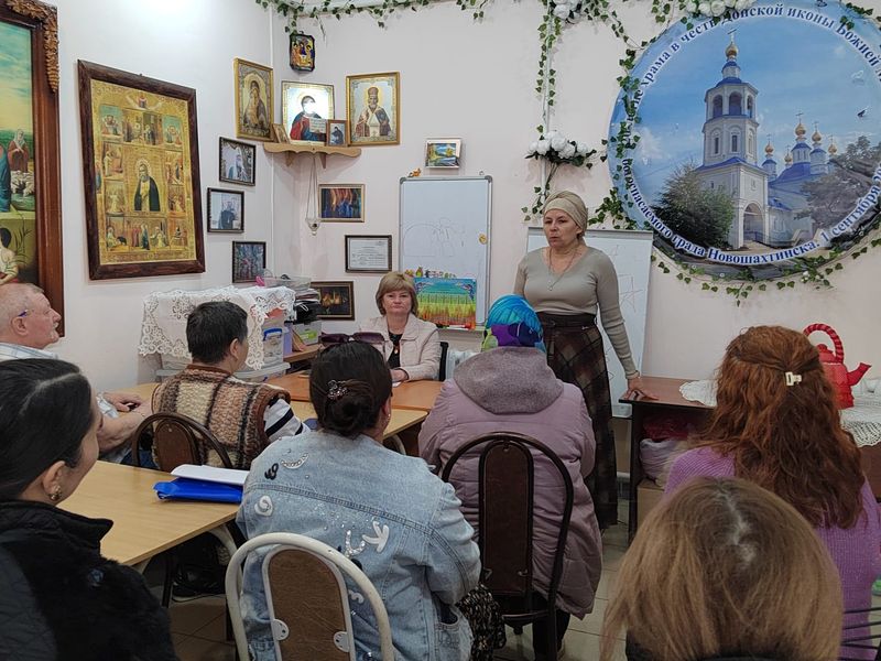 Встреча благополучателей и обратившихся в гуманитарный центр «От сердца к сердцу» при Донском храме с профильными специалистами