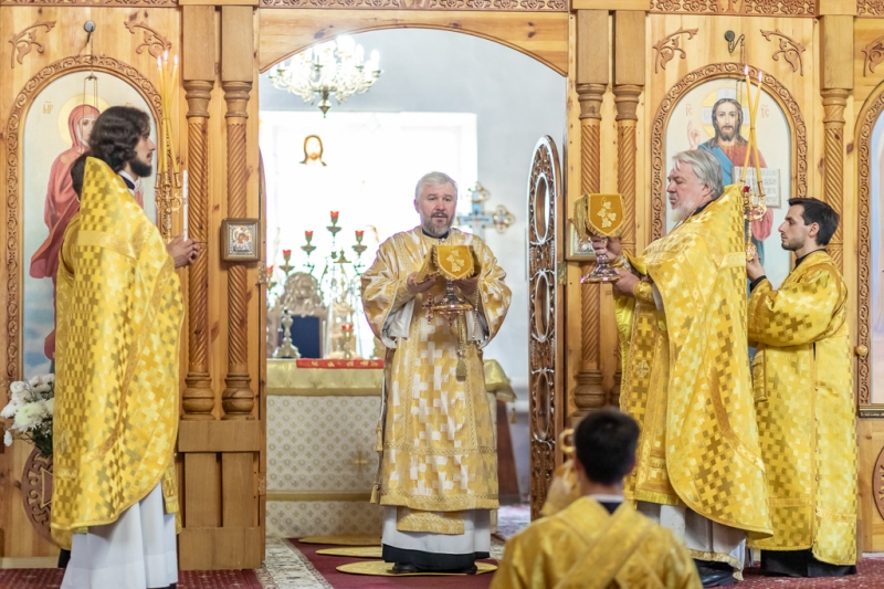 В день престольного праздника Преосвященнейший епископ Симон совершил Божественную литургию в храме святого равноапостольного князя Владимира города Шахты