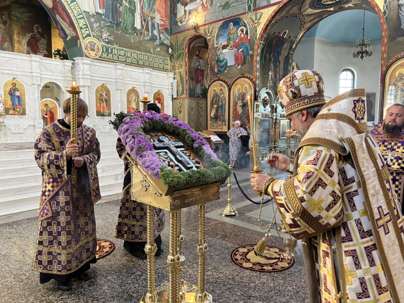 Преосвященнейший епископ Симон совершил вечернее богослужение с выносом креста в Покровском кафедральном соборе