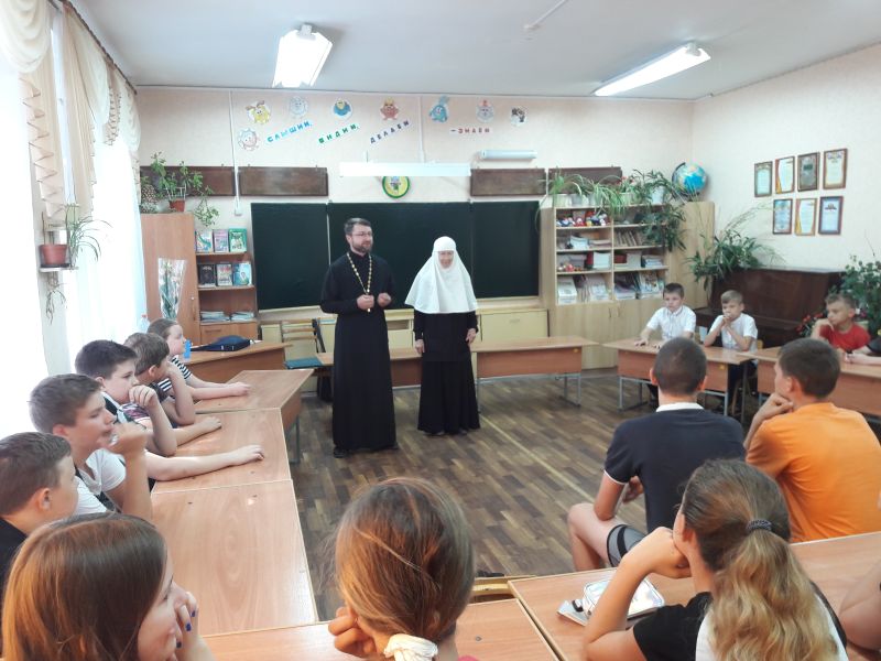 В рамках духовно-просветительской программы «Единая вера – единая Русь святая» иерей Виталий Крендясов и монахиня Мария (Литвинова) провели встречу с учащимися школы № 38 г. Шахты