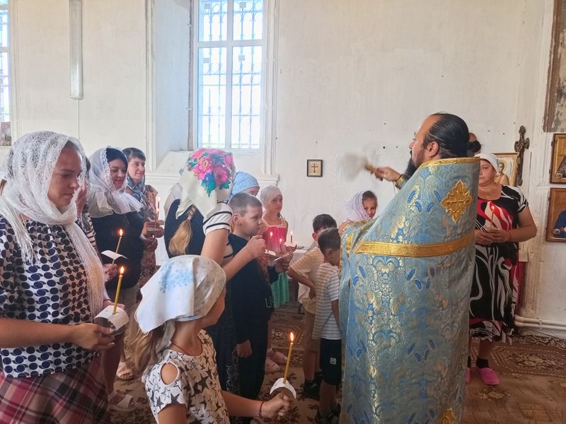 В храме Архангела Михаила слободы Позднеевка совершили молебен перед началом учебного года