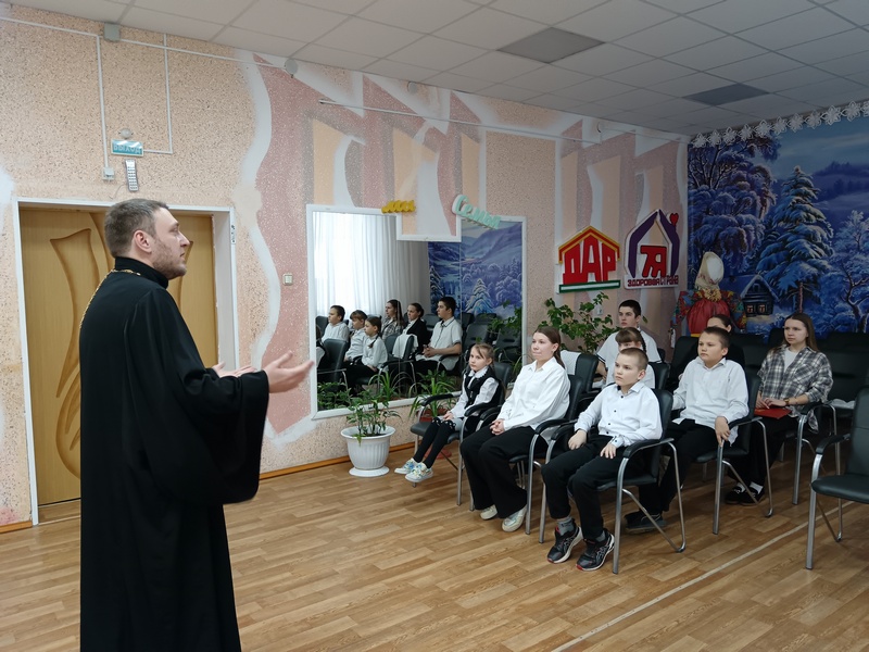 Священник провёл беседу о Кирилле и Мефодии в социально-реабилитационном центре