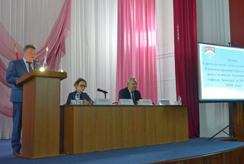 Благочинный приходов Донецкого округа принял участие в первой встрече новоизбранного главы города Донецка с населением