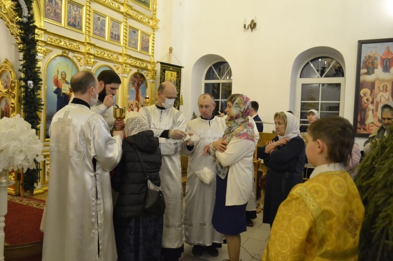 В ночь на 7 января под сводами Свято-Троицкого храма г. Каменск-Шахтинский состоялась торжественная Рождественская литургия