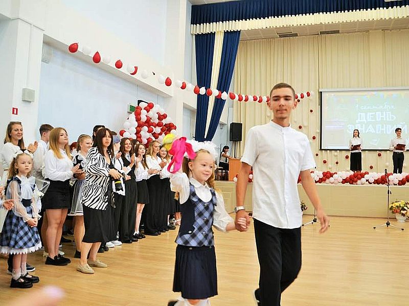 Благочинный приходов Донецкого округа принял участие в школьной линейке, посвященной началу нового учебного года