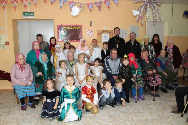 Иерей Роман Митяшин и ученики воскресной школы посетили дом престарелых