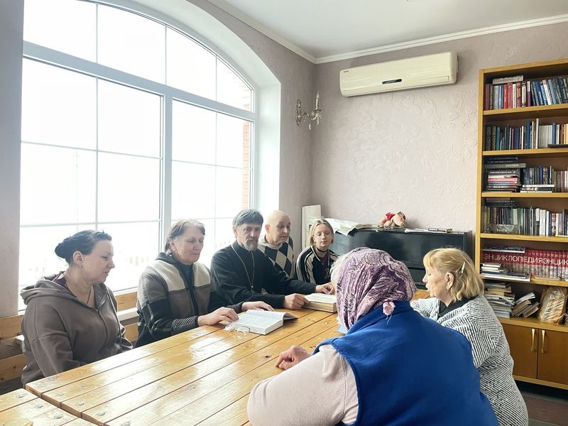 Встреча библейской группы в Бессергеневской: размышляя о милосердии Отчем