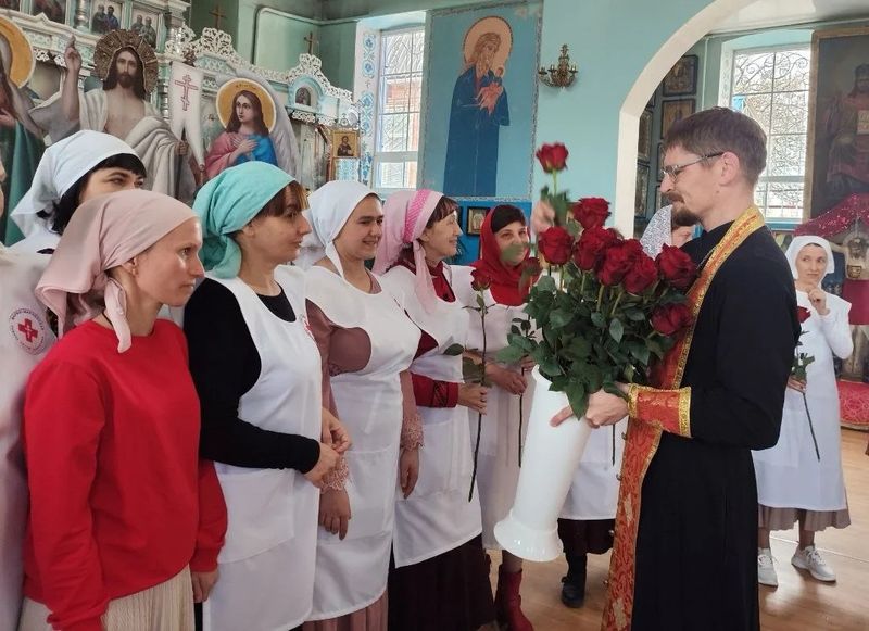 Праздник веры и доброты: в храме Архистратига Михаила п. Каменоломни поздравили сестёр милосердия и прихожанок с днём святых жен-мироносиц