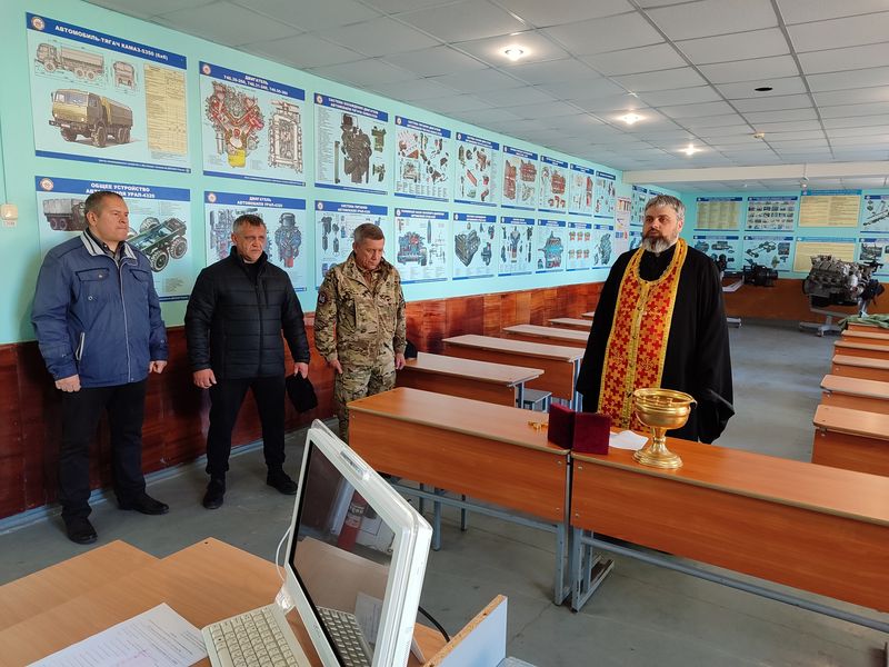Освящение автошколы ДОСААФ в Красном Сулине: священник напутствовал будущих водителей