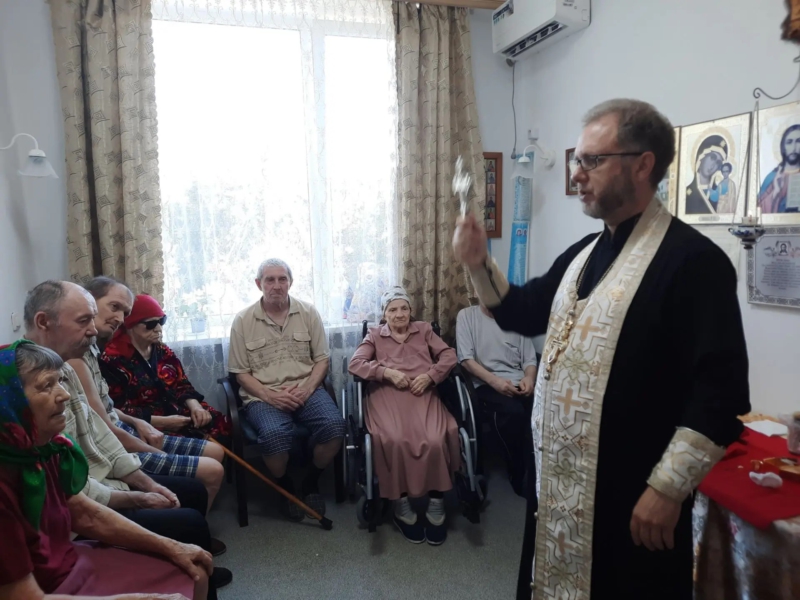 Священник посетил дом престарелых в праздник Рождества Иоанна Предтечи